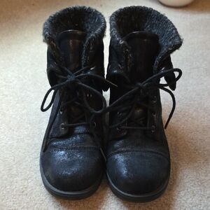 Black Lace-Up Boots with Fur Lining